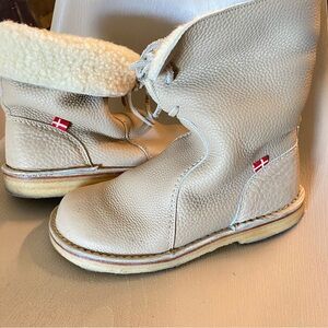 DUCKFEET ARHUS BOOTS tan shearling 
Women size 40 euro 9.5 us